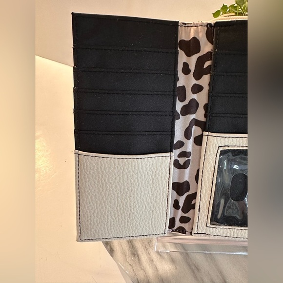 Jessica Simpson Cream Wallet with Gold-Tone Bow and Credit Card Slips - Picture 5 of 16